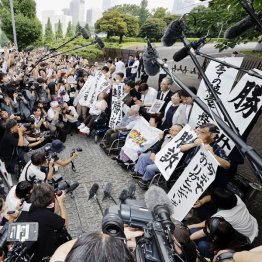 最高裁大法廷が全員一致で違憲判決、「勝訴」などと書かれた紙を掲げる弁護団と原告ら（Ｃ）共同通信社