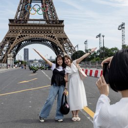 やって来ました花の都パリ！五輪モニュメントのエッフェル塔前で記念撮影（Ｃ）ロイター