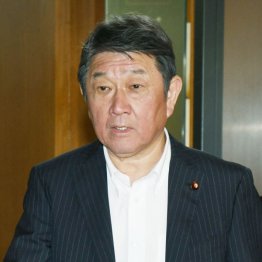 シメシメ（自民党の茂木幹事長）／（Ｃ）日刊ゲンダイ