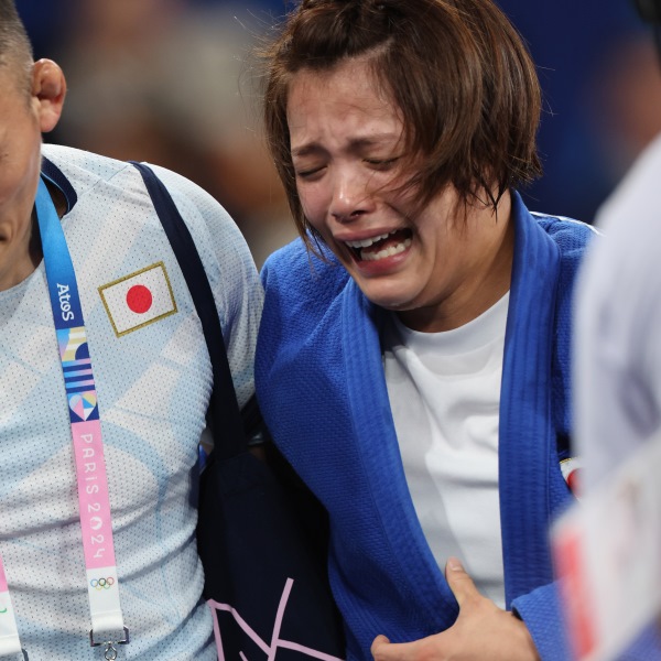 パリ五輪女子柔道・阿部詩のギャン泣きに賛否…《コーチが早く場外へ連れ出すべきだった》の辛口意見も｜日刊ゲンダイDIGITAL