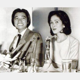 いしだあゆみとの婚約会見の様子＝1980年（Ｃ）日刊ゲンダイ