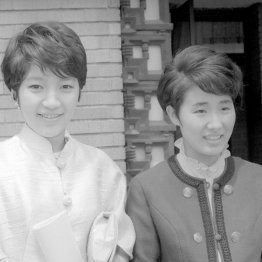 伊東ゆかり（右）と中尾ミエ＝1966年（Ｃ）共同通信社