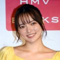 “令和のベッキー”坂巻有紗が1st写真集 発表会見に来ていた母親がサプライズ登壇！