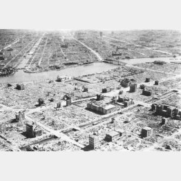 空襲で焼け野原になった東京（1945年8月末から9月初めまでの間に撮影）／（Ｃ）共同通信社