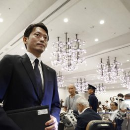 不信任決議が全会一致で可決、退場する斎藤元彦兵庫県知事（Ｃ）共同通信社