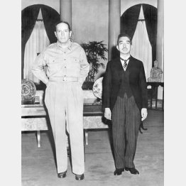 連合国軍総司令部のマッカーサー元帥と会見する昭和天皇（1945＝昭和20＝年9月27日、東京・赤坂の米国大使館）／（Ｃ）共同通信社