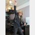 マイクをギターに見立て「風車弾き」を披露する本山さん（Ｃ）日刊ゲンダイ
