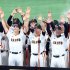 優勝セレモニーで万歳する吉川（中央）／（Ｃ）日刊ゲンダイ