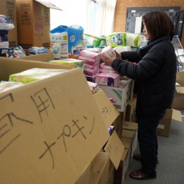 避難所に置かれた生理用品や女性用の肌着などの支援物資。目隠しが設置されるなどの配慮がされていた＝石川県・輪島市（Ｃ）共同通信社