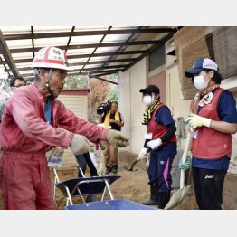 豪雨被災地の広島・呉でボランティアにアドバイスをする尾畠春夫さん（左）／（Ｃ）共同通信社