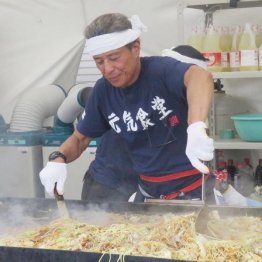 舘ひろしに受け継がれた「炊き出し」の伝統（写真は2016年の熊本地震の時のもの）／（提供写真）