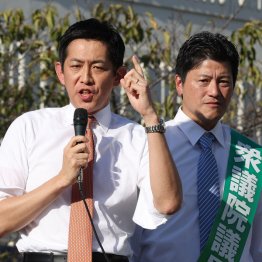 地元に帰らずとも楽勝（小林鷹之氏、右隣は神奈川8区の三谷英弘氏）／（Ｃ）日刊ゲンダイ