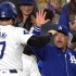 大谷を迎えるロバーツ監督（Ｃ）ロイター／USA Today Sports