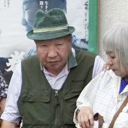 袴田巌さんの無罪確定までには、実に58年間も要した（支援者の人と日課の散歩に出かける袴田さん）／（Ｃ）共同通信社