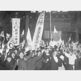 学徒出陣壮行会で万歳する学徒（1943＝昭和18年11月29日、東京駅）／（Ｃ）共同通信社