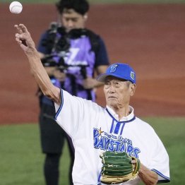 日本シリーズ・DeNAーソフトバンク第1戦で始球式を務める権藤博氏（Ｃ）共同通信社