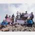 大勢の仲間と楽しめるのが日帰り登山の醍醐味（提供写真）