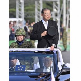 石破首相は知る人ぞ知るオタク（自衛隊発足70年記念の観閲式＝10日）／（Ｃ）日刊ゲンダイ