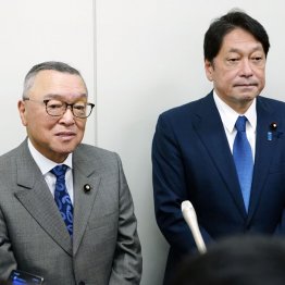 どうやって玉木のメンツを立てるか…（国民民主党幹部との会談後、取材に応じる自民党の宮沢洋一税調会長と小野寺五典政調会長＝右）／（Ｃ）日刊ゲンダイ