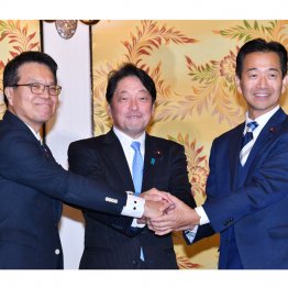 手を握った自公国（左から国民民主・浜口氏、自民・小野寺氏、公明・岡本氏の3党幹部）／（Ｃ）日刊ゲンダイ