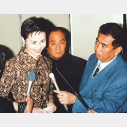 松田聖子を取材する梨元勝（1997年）／（Ｃ）日刊ゲンダイ