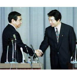 政治改革の合意を交わし、共同記者会見を終え握手する細川首相（右）と河野自民党総裁＝1994年（Ｃ）共同通信社