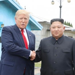 板門店で握手するトランプ米大統領（左）と北朝鮮の金正恩朝鮮労働党委員長（2019年6月30日）／（聯合＝共同）