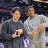 NBAレイカーズの八村塁（右）と記念撮影する佐々木朗希（Ｃ）共同通信社