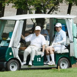 日枝久氏（左）と安倍元首相（Ｃ）日刊ゲンダイ