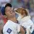 大谷翔平と愛犬のデコピン（Ｃ）ロイター／USA TODAY Sports