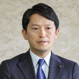 兵庫県庁で取材に応じる斎藤元彦知事（Ｃ）共同通信社