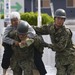 福島県本宮市で自衛隊員に救出されるお年寄り（2019年10月）／（Ｃ）共同通信社