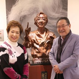 左は幸子さん（葛飾区柴又・山田洋次ミュージアムで）／（Ｃ）日刊ゲンダイ