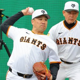 田中将大（左）と久保康生コーチ（Ｃ）日刊ゲンダイ