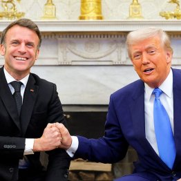 トランプ米大統領（右）に向き合ったマクロン仏大統領（Ｃ）ロイター