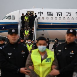 ミャンマーから詐欺に関わったとみられる多数の中国人容疑者が送還された(C)新華社/共同通信イメージズ