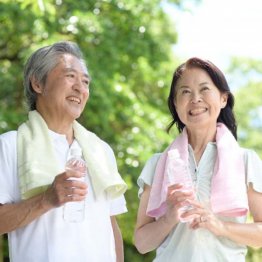 よく歩いたら水分補給を