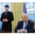 トランプ大統領（右）とイーロン・マスク氏（Ｃ）ロイター