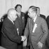 1956年自民党総裁選、握手する石橋湛山（左）と岸信介（Ｃ）共同通信社