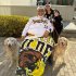 千絵夫人、愛犬とともに（本人提供）