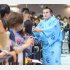 巡業でファンにサイン（Ｃ）日刊ゲンダイ