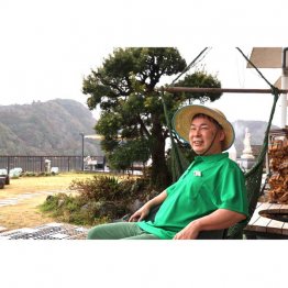 亀山温泉リトリートでくつろぐ豊島大輝さん(提供写真)