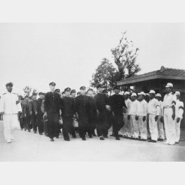 基地に入る学徒兵たち(1943年)/共同通信社