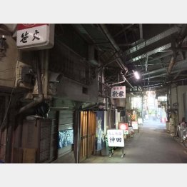 戦後の面影が残る神田のガード下横丁(提供)筆者
