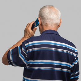 まずは電話で確認を(C)iStock