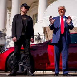 トランプ米大統領はホワイトハウス前で米テスラ社支援のため新車購入を表明(ゲッティ=共同)