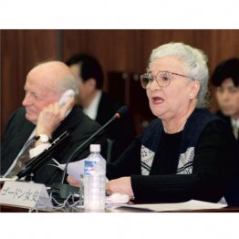 2000年5月2日、参院憲法調査会で発言するベアテ・シロタ・ゴードン氏(右)と、左はリチャード・A・プール氏(C)共同通信社