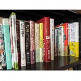 性売買に関する本が並ぶカストリ書房(筆者提供)