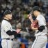 阿部監督（左）と堀田賢慎（Ｃ）共同通信社