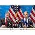 米中関税交渉は急転直下の意外な展開…（会見するベッセント米財務長官＝右）／（Ｃ）ロイター